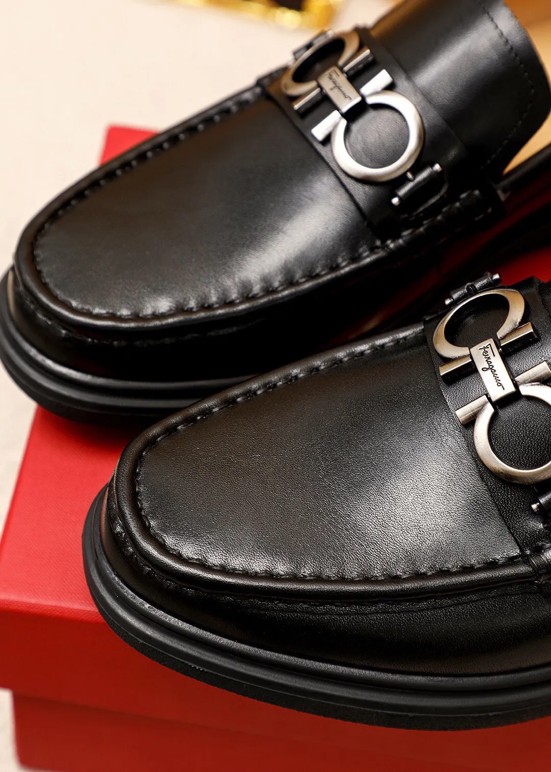 Men's shoes 💰460 💐 Product trademark: Ferragamo "Ferragamo" casual leather shoes Regular size: 38-44 (45🉑️customized) Product materials: Selected imported first-layer calfskin upper + luxury hardware buckle, imported water-dyed cow leather lining. Strong three-dimensional visual effect, rubber outsole Color: 1⃣️color optional